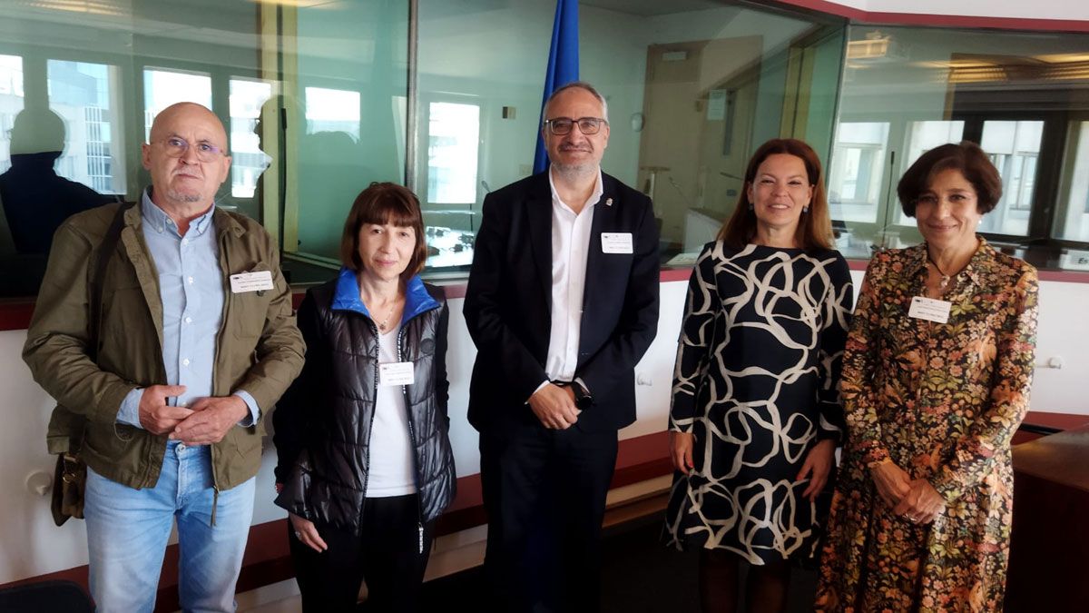 El alcalde y los concejales de la delegación ponferradina, junto a la directora general de Proximidad y Turismo, Valentina Superti.