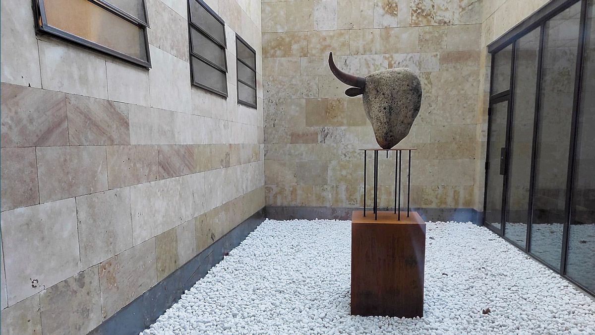 Imagen de la escultura del artista Lolo Zapico que se inaugura este jueves en la ULE.