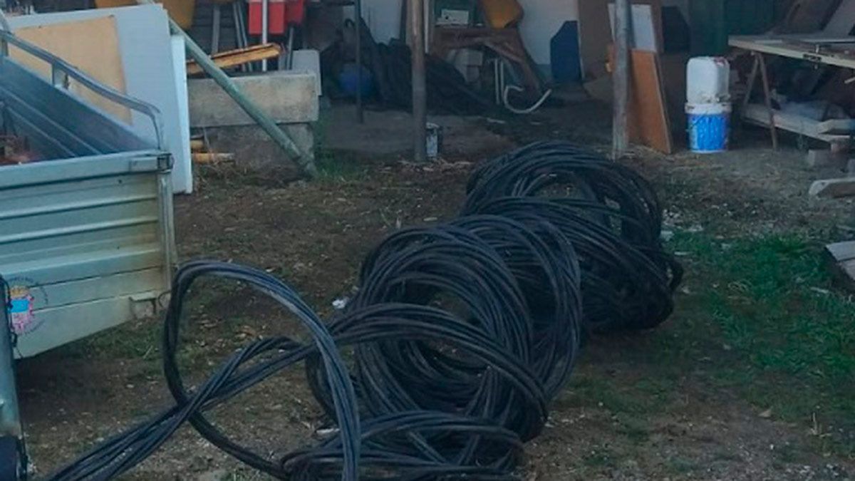El cable fue colocado en el interior del muro teniendo dispuesto el vehículo para su transporte. | POLICÍA