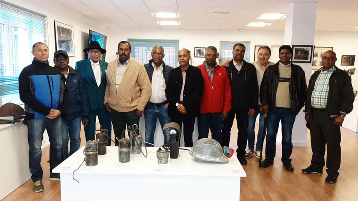 Imagen de ex mineros caboverdianos visitando la Fundación. | F.C.M