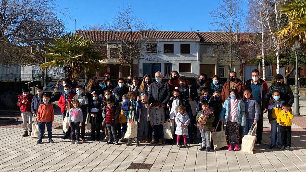 Los pequeños de Cabreros del Río recibieron este sábado el particular ‘aguinaldo’ del Ayuntamiento de su pueblo. | L.N.C.
