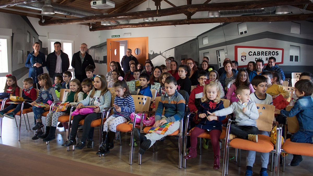 Los escolares de Cabreros del Río con sus familias y miembros de la corporación municipal del Ayuntamiento. | T.G.