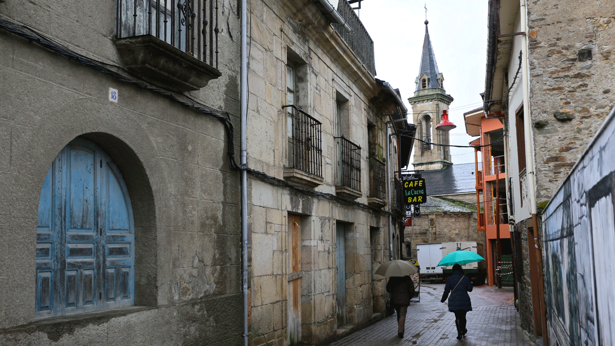 Calle del centro de Cacabelos, en una imagen de archivo. | Eduardo Margareto (Ical)