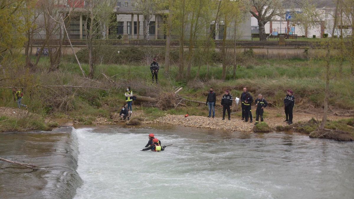 Varios efectivos se adentran en el río para localizar el cuerpo. | SAÚL ARÉN