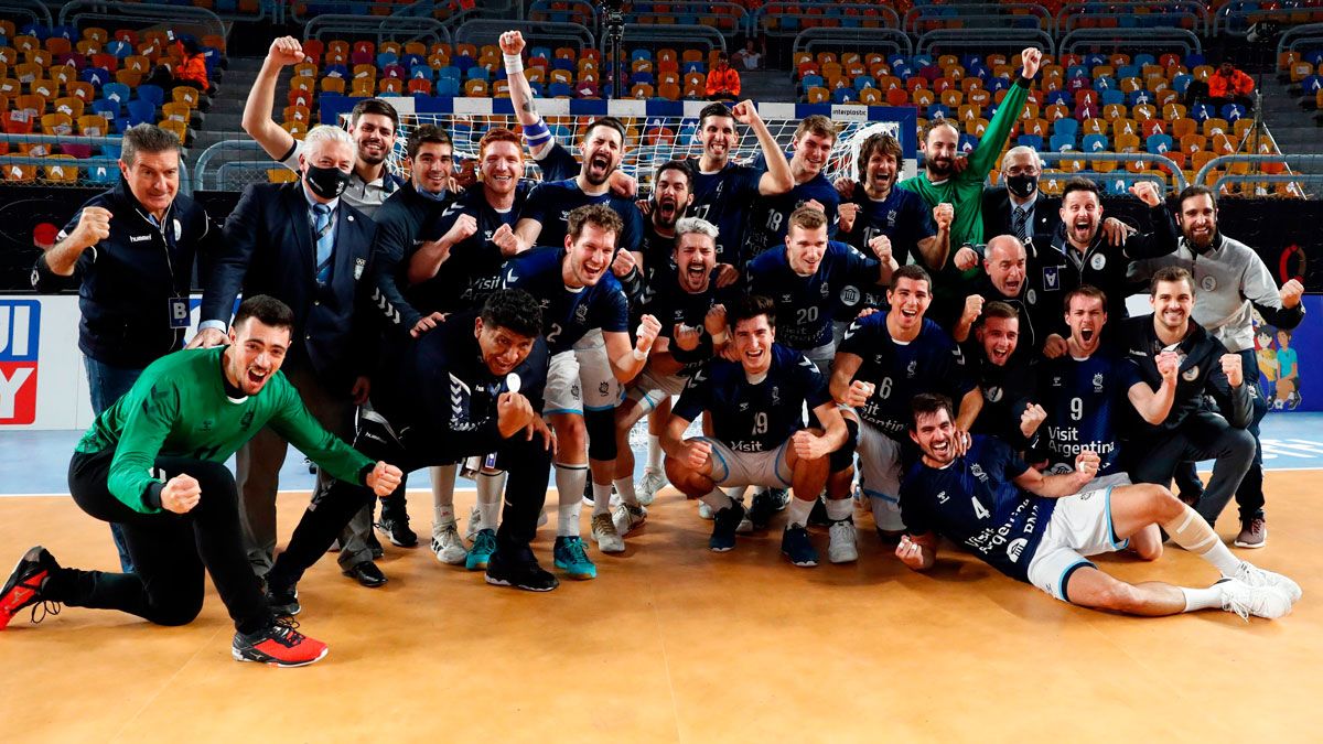 Cadenas, a la izquierda, festeja el triunfo con el resto de la selección argentina. | CAHANDBALL