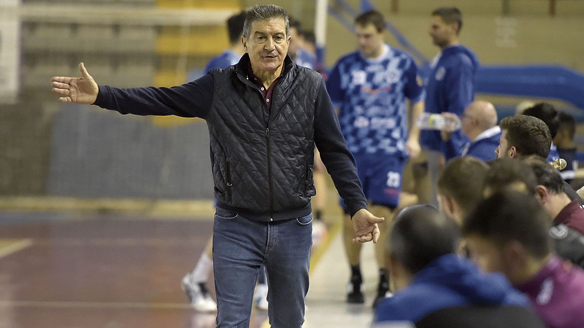 Cadenas da instrucciones en el banquillo. | SAÚL ARÉN
