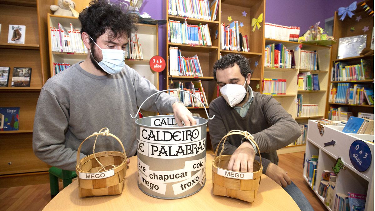 El bibliotecario de Cacabelos Fernando Sánchez y el usuario Dennis Álvarez, impulsores de la iniciativa. | C.S.
