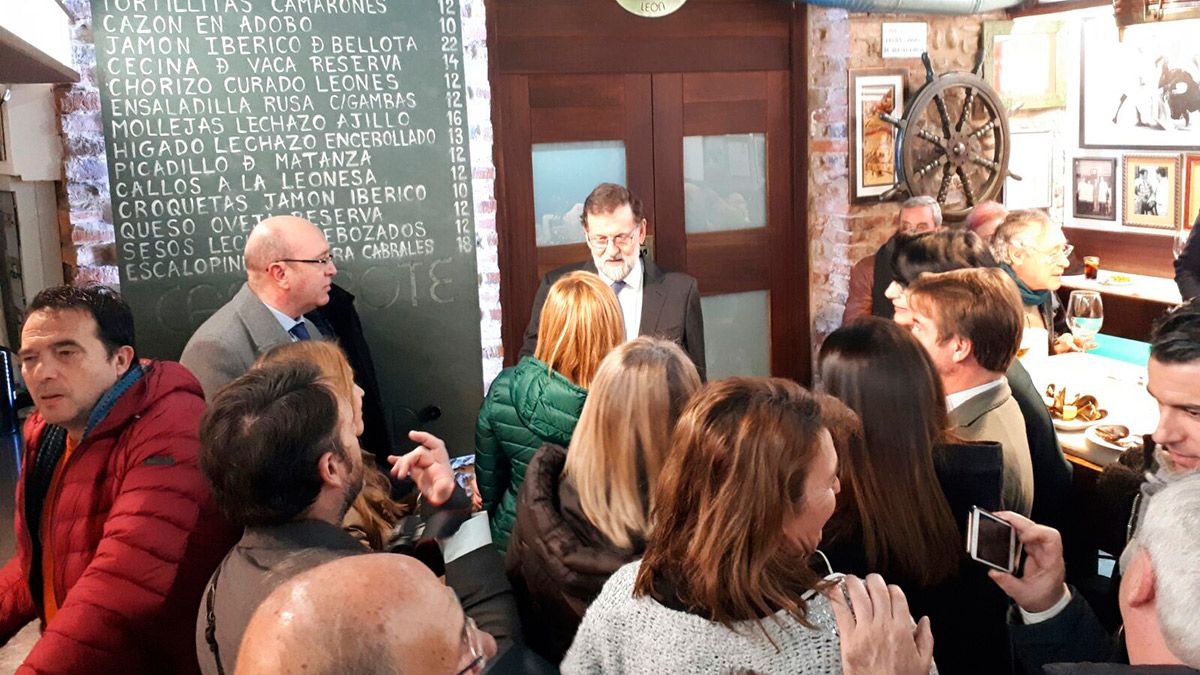 Rajoy en el Camarote Madrid conversando con algunos leoneses que se acercaron. | L.N.C.