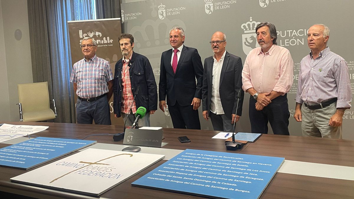 Nicanor Sen y Miguel Pérez junto a representantes de las asociaciones leonesas que integran Camino Francés Federación. | L.N.C.