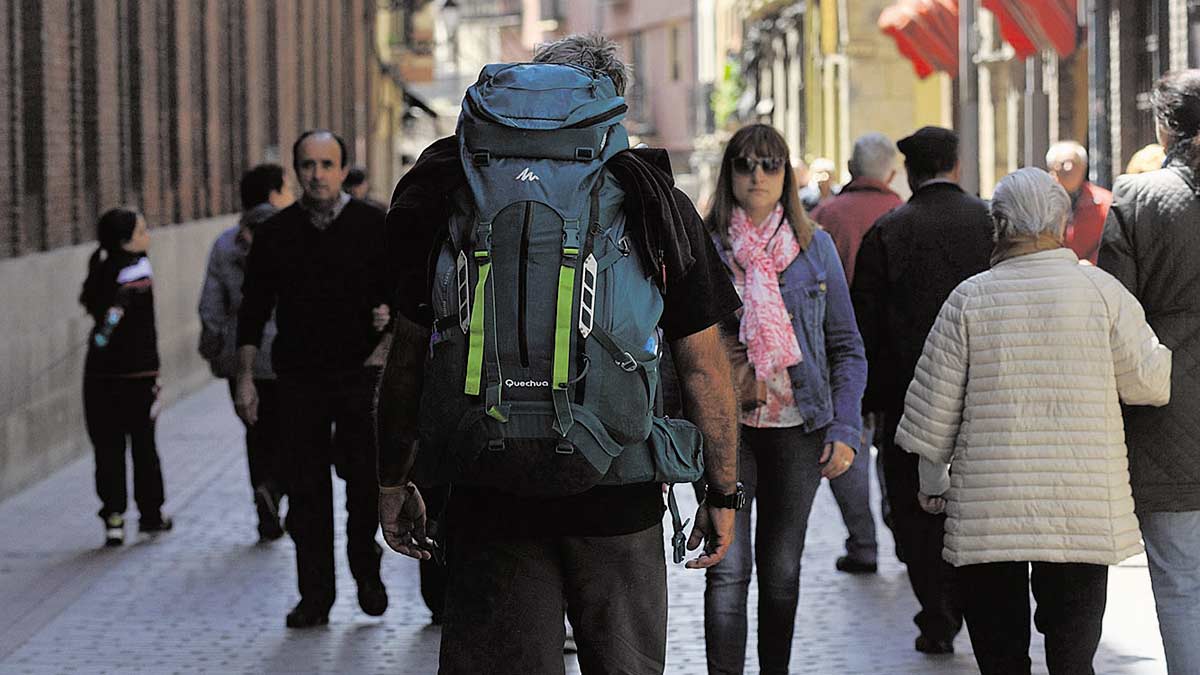 Un peregrino se dirige hacia la Plaza Mayor de León. | DANIEL MARTÍN