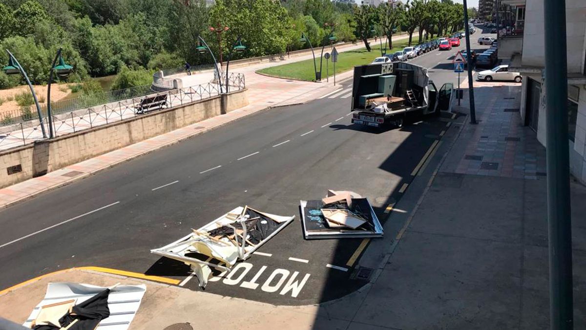 Imagen del vehículo que se empotró este jueves en el puente. | SAÚL ARÉN