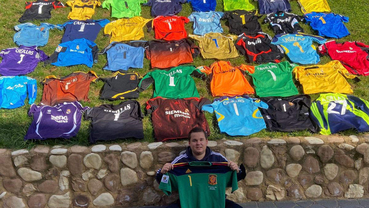 Mariano Cardoso con parte de su colección de camisetas de Casillas. | L.N.C.