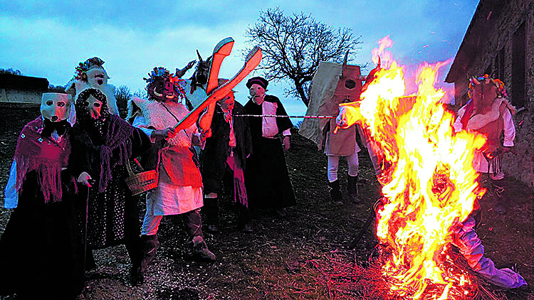 Los personajes de Los Campaneiros alrededor del fuego, otro de los elementos imprescindibles en las tradiciones. | IVÁN M. LOBO