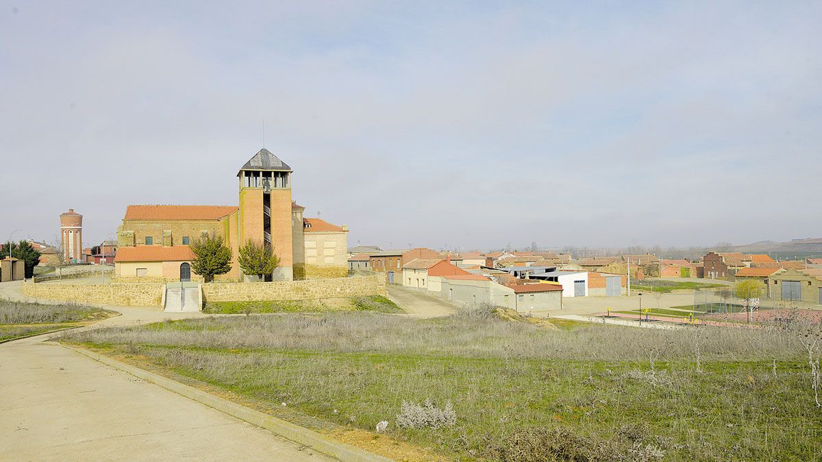 Vista general de Campazas con la iglesia a la izquierda. | MAURICIO PEÑA
