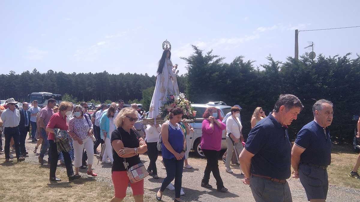 En la imagen, un momento de la procesión con la Virgen desde el santuario a la campa. | E. NIÑO