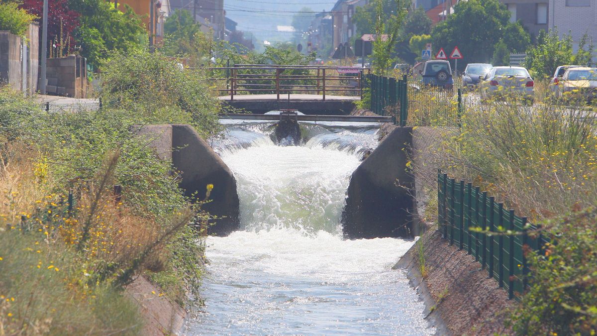 Imagen del canal bajo del Bierzo a su paso por zona urbana del municipio de Ponferrada. | Ical