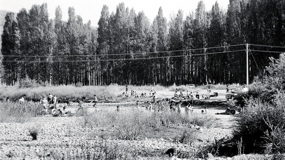 Imagen bucólica de la Candamia en los años 70 del siglo XX cuando era un habitual lugar de asueto para los leoneses en sus veranos. | FERNANDO RUBIO