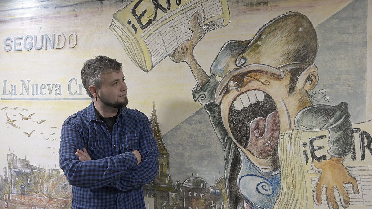 El dibujante Rubén Cantón contempla el mural realizado por Moñi y Lolo a la entrada de la redacción de La Nueva Crónica. | JESÚS F. SALVADORES