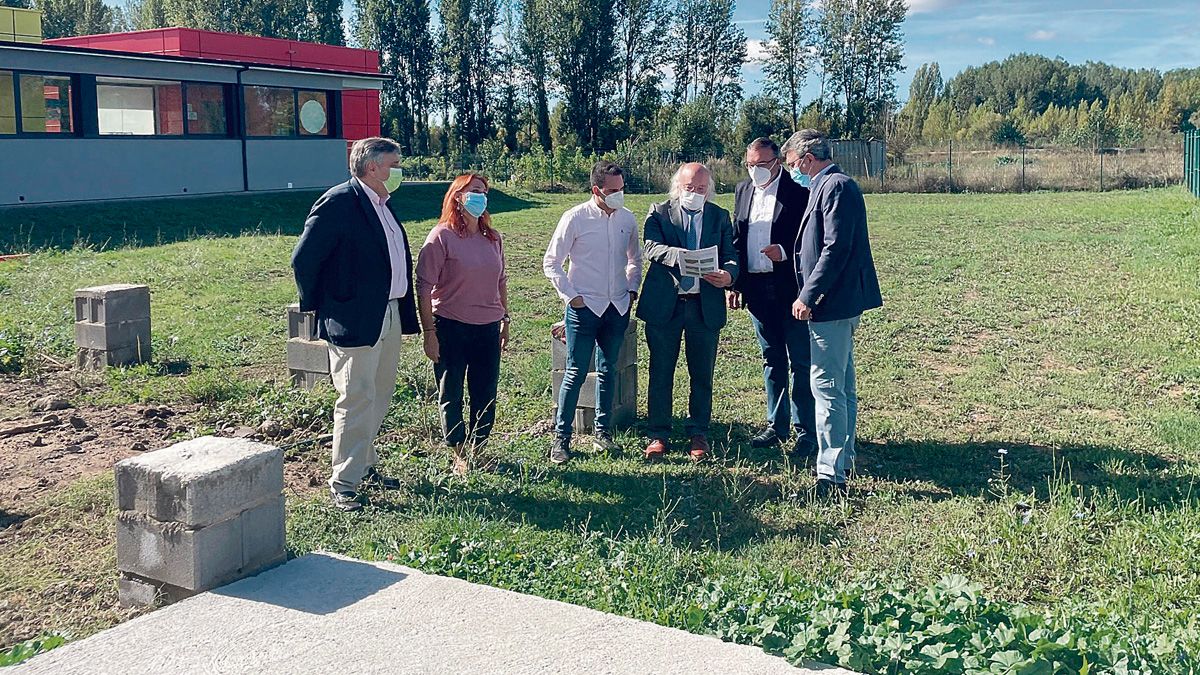 Chalets Independientes en venta en Urbanización Los Palacios de Carbajal (2 encontrados)