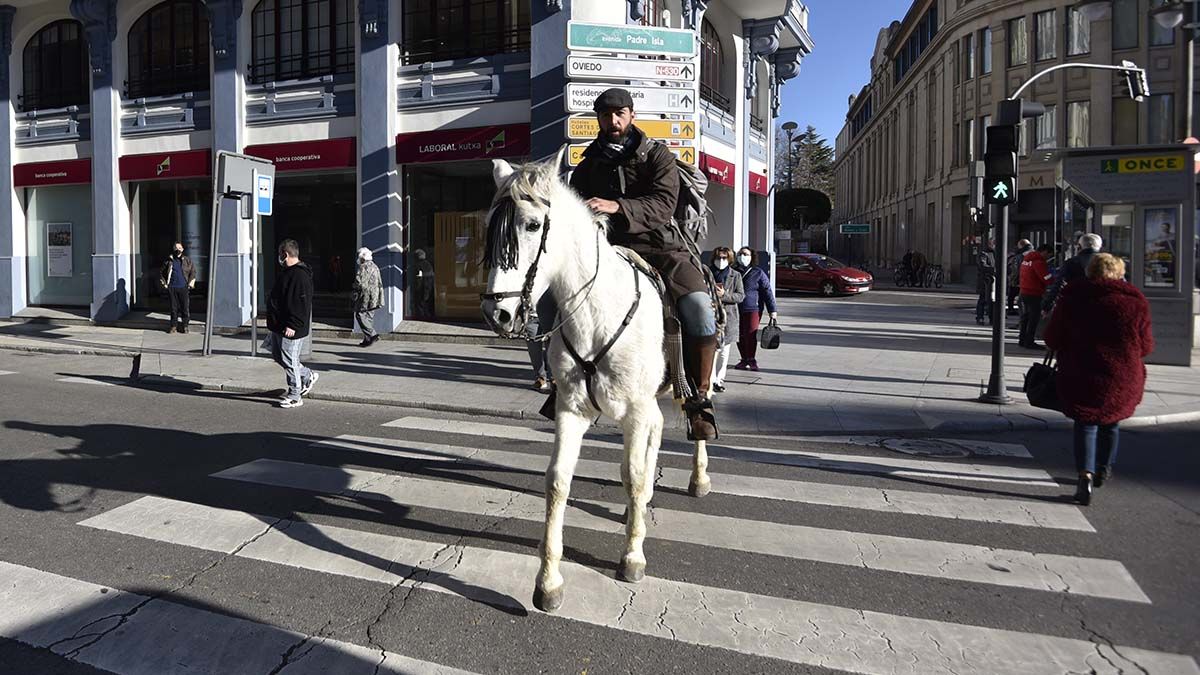 Carlos a lomos de su caballo Tito este jueves por la mañana en la plaza de Santo Domingo de la capital leonesa. | SAÚL ARÉN