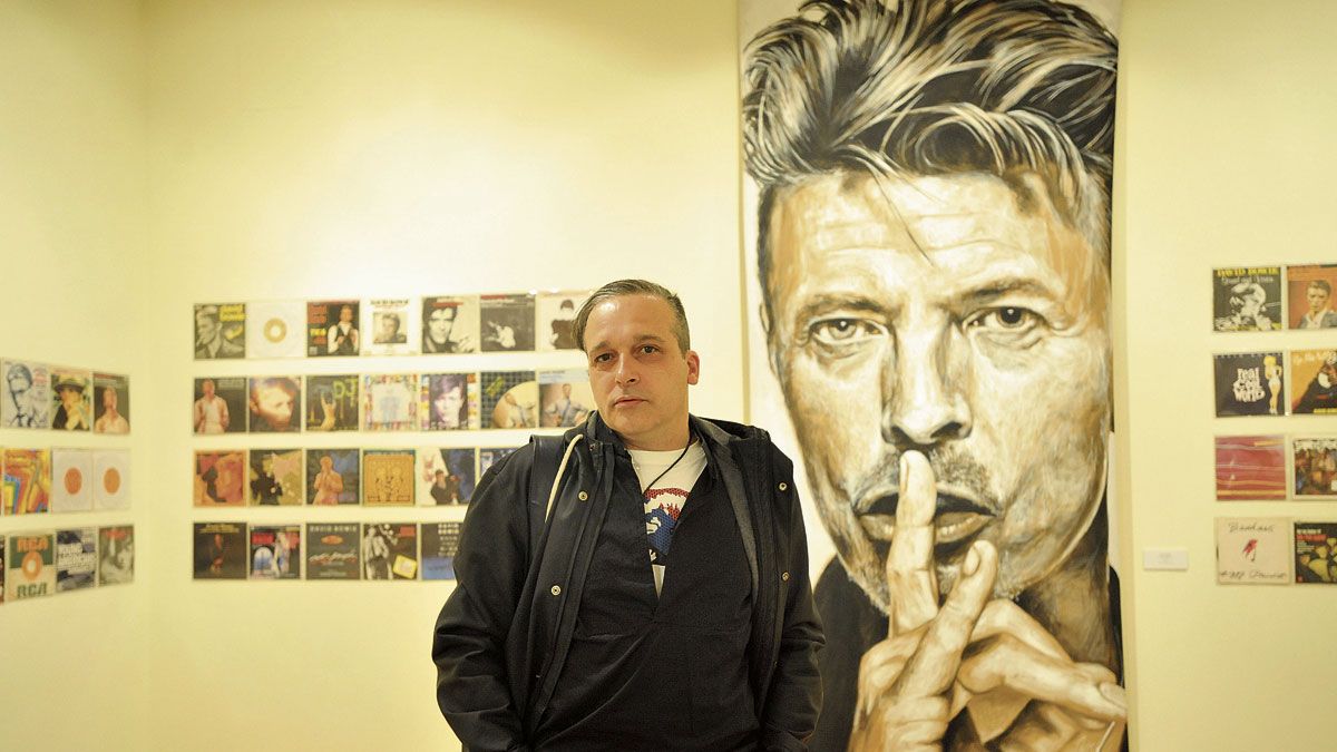 Carlos Luxor en la exposición de su colección sobre David Bowie que tuvo lugar en 2017 en el CLA. | DANIEL MARTÍN