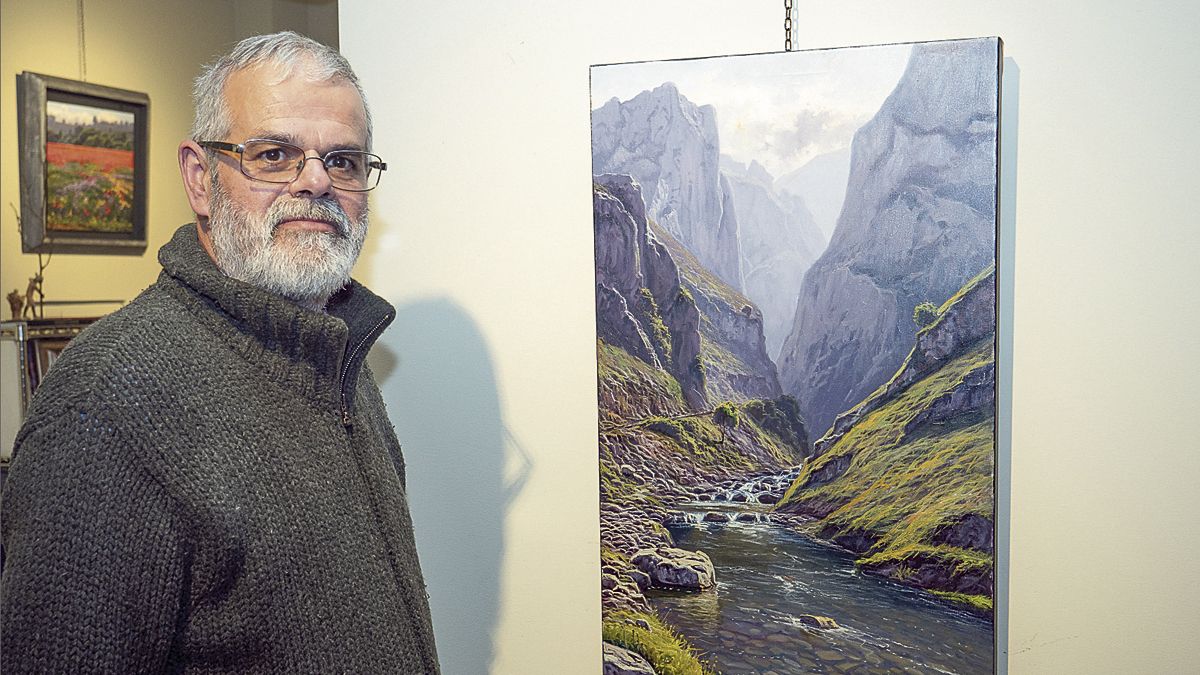Carlos Sempere ante uno de sus cuadros sobre Picos de Europa en la sala Bernesga. | VICENTE GARCÍA