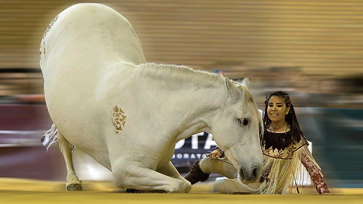 La joven amazona leonesa Carlota Mirantes interpretando la coreografía ‘Salvaje’ con el que se proclamó vencedora en doma libre en Sevilla. | PACO MACÍAS