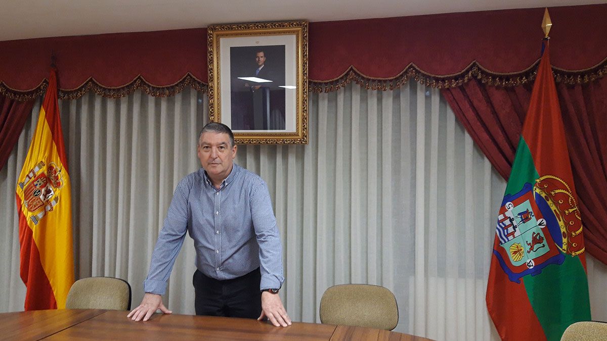 El alcalde de Vega de Infanzones, Carmelo Aller, en el salón de plenos de la Casa Consistorial. | L.N.C.