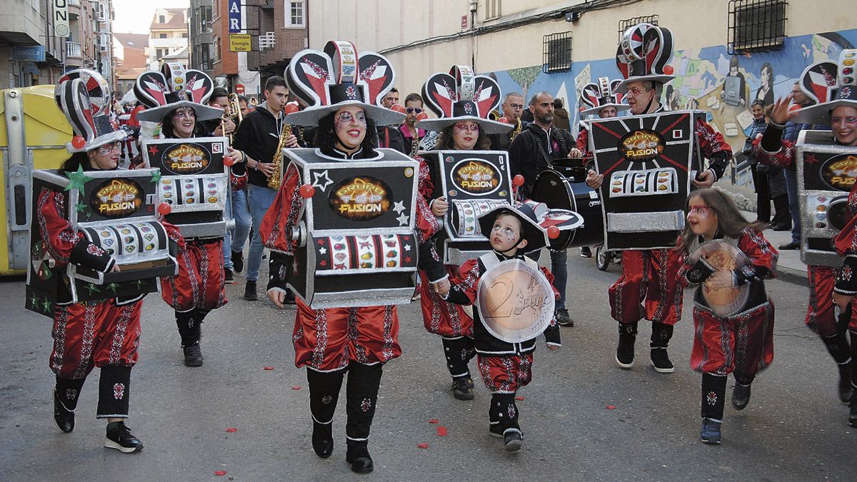 Los niños fueron los protagonistas del segundo desfile del carnaval en La Bañeza. | ABAJO