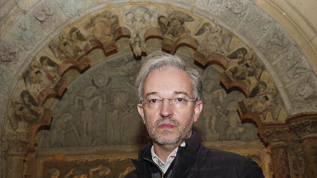 El autor del libro, César García Álvarez, ante uno de los sepulcros de la Catedral. | VICENTE GARCÍA