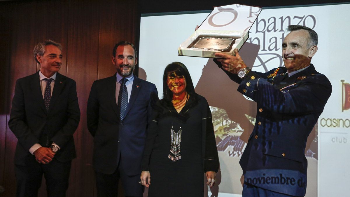 El director de la Academia Básica del Aire de La Virgen del Camino, José Antonio Gutiérrez Sevilla, recibe el Garbanzo de Plata. | CARLOS S. CAMPILLO (ICAL)