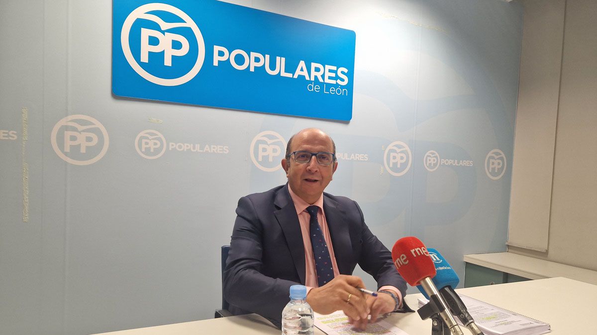 El portavoz del PP en la Diputación de León, Francisco Castañón. | A. MARTÍNEZ