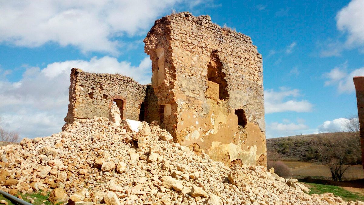 Castillo de Alcuetas tras haberse derrumbado ayer por la mañana una buena parte de su estructura. | L.N.C.