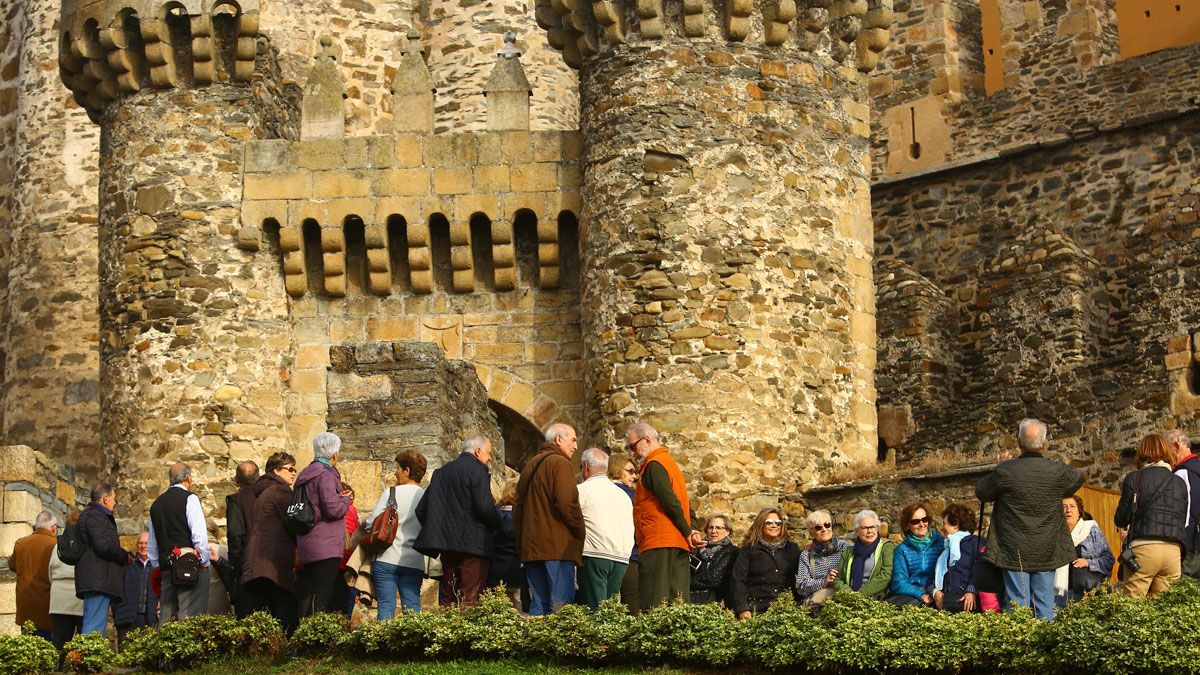 Turistas visitan el Castillo de los Templarios de Ponferrada. | C.S. (ICAL)