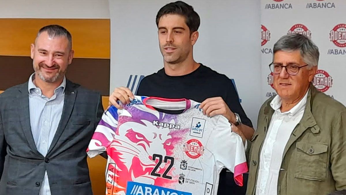 Juan Castro, escoltado por el director territorial de Abanca Marcos Lamas y el presidente del Ademar Cayetano Franco, y con la nueva camiseta del club.