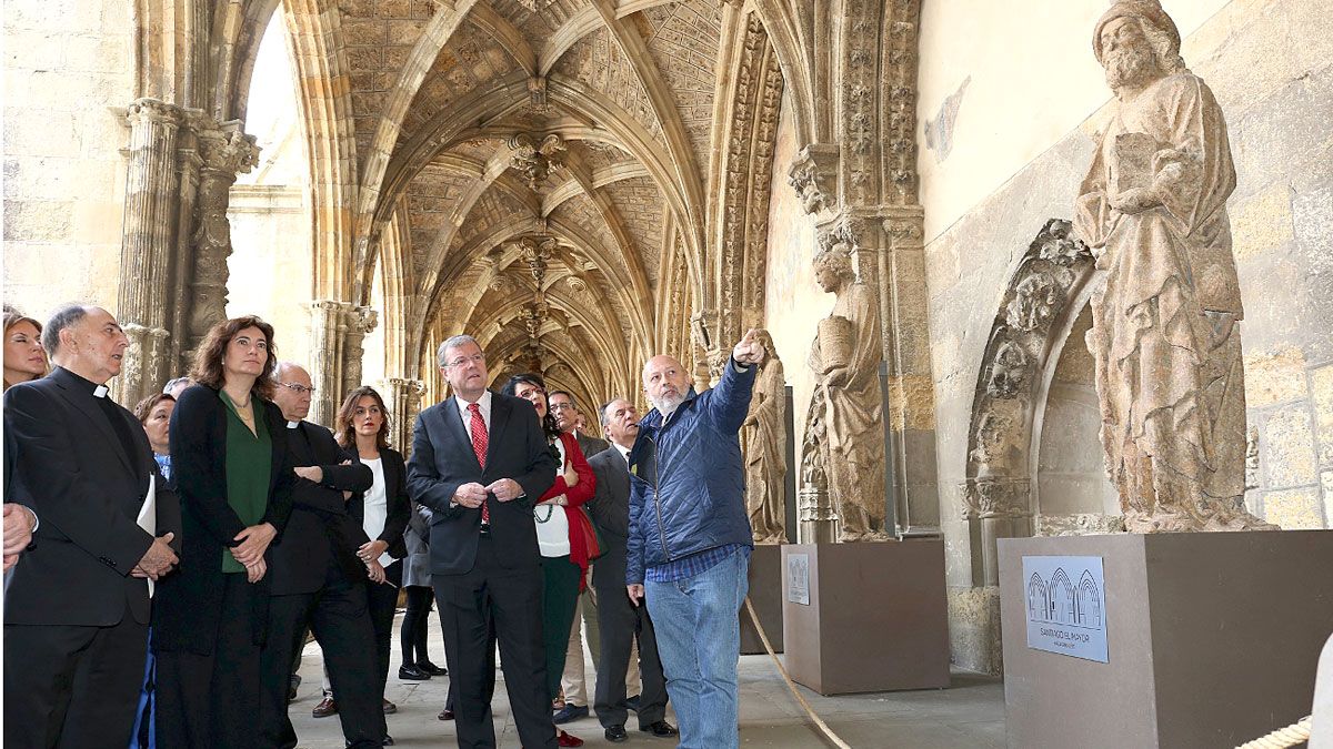 Un técnico del proyecto 'El sueño de la luz' da indicaciones a las autoridades presentes este martes en el claustro de la Catedral de León. | CÉSAR