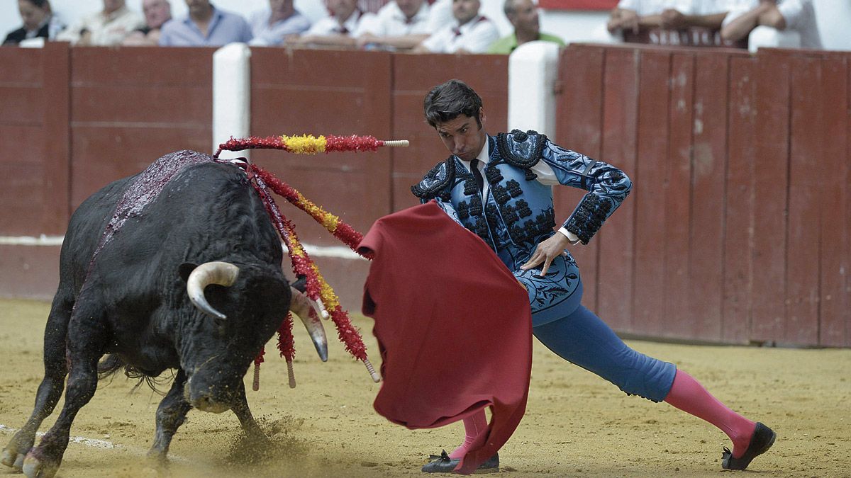 Cayetano es un torero del que siempre se espera mucho, así ha ocurrido en León durante años. | MAURICIO PEÑA