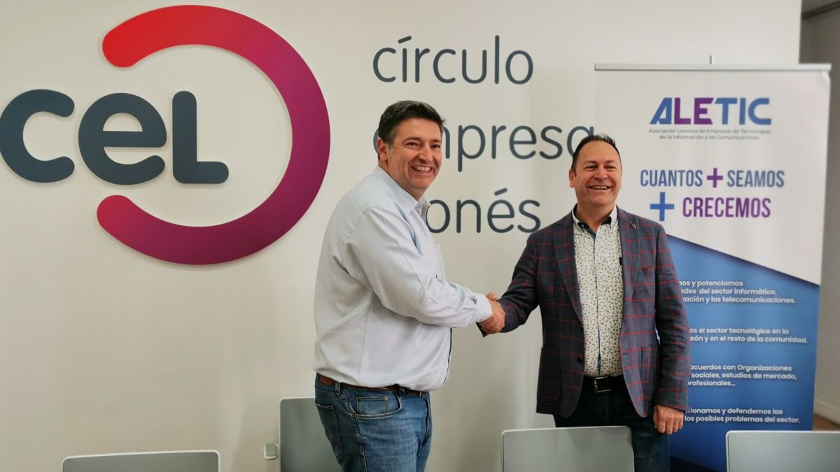 Julio César Álvarez (izquierda) y Lucio Fuertes, tras la firma. | L.N.C.