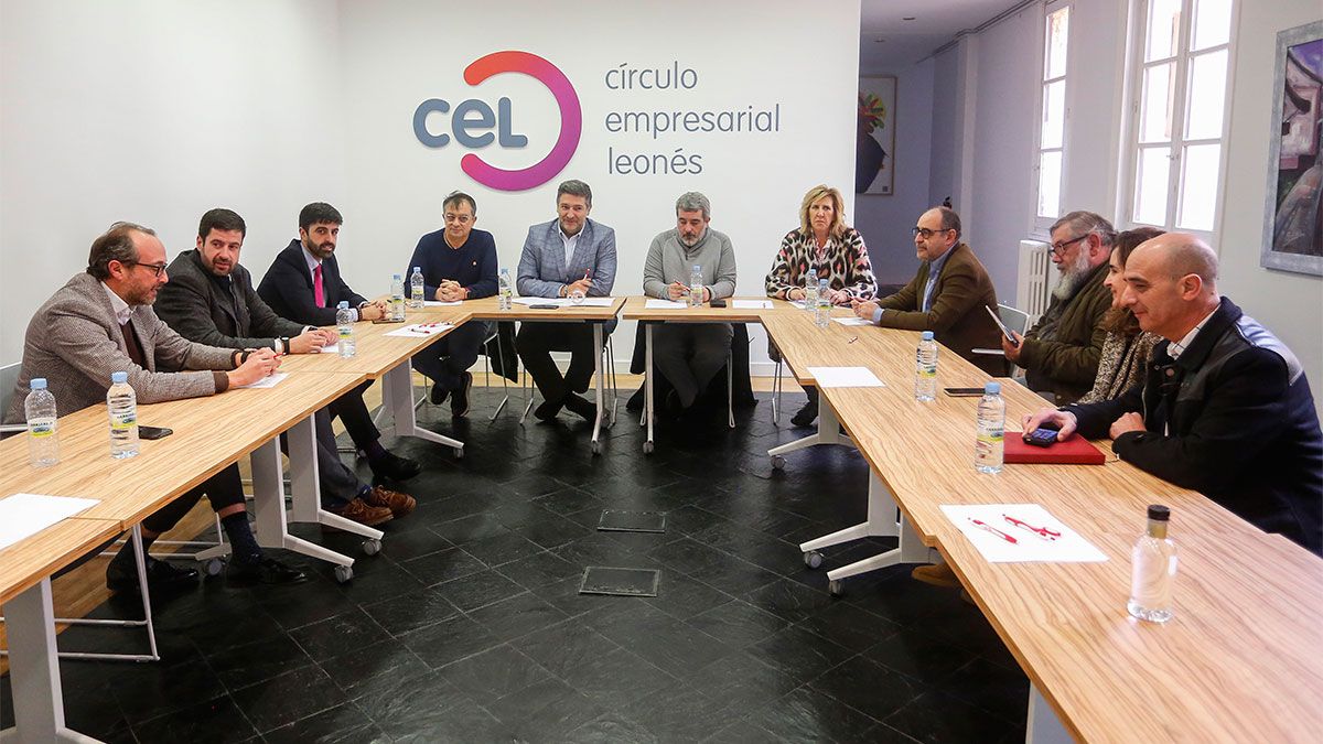 La junta directiva del CEL con los secretarios provinciales de UGT y CCOO, Enrique Reguero y Xosepe Vega. | L.N.C.