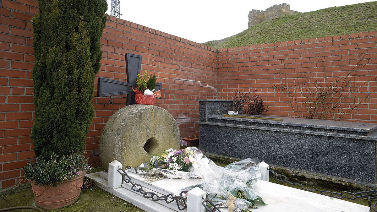 La tumba de Pedro Acero, con la piedra del molino rematando la lápida. | MAURICIO PEÑA