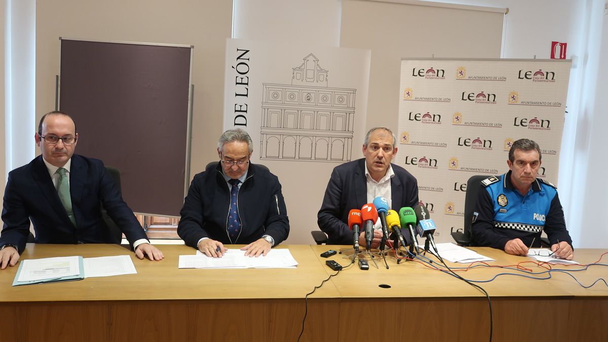 Agustín Martínez, Antonio Sarmiento, Vicente Canuria y Ángel Ordás, durante la presentación del dispositivo. | L.N.C.