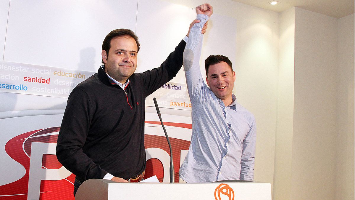 Celestino Rodríguez y Javier Alfonso Cendón este domingo en la sede del PSOE de León. | ICAL