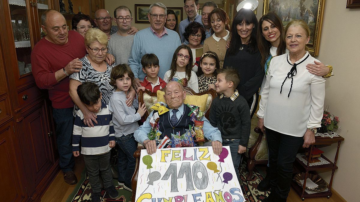Buena parte de la larga familia de Saturnino de la Fuente se congregó para celebrar su 110 cumpleaños. | MAURICIO PEÑA