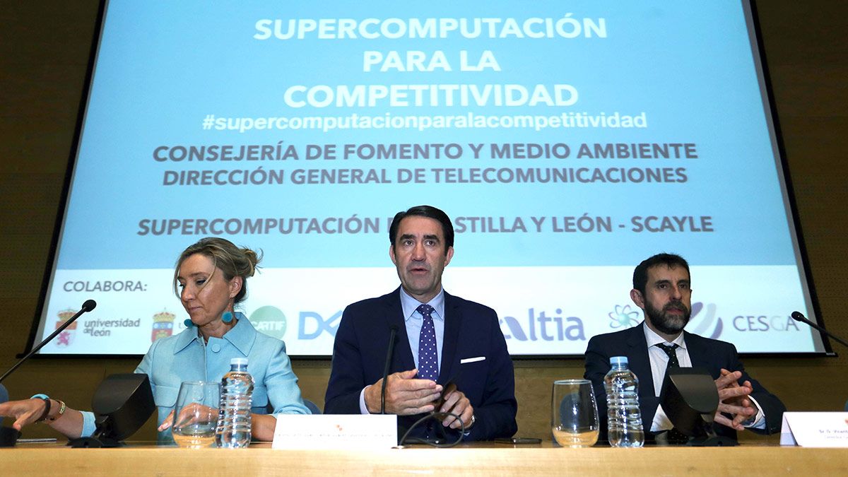 María Victoria Seco, Juan Carlos Suárez-Quiñones y Vicente Matellán, este viernes en Valladolid. | ICAL