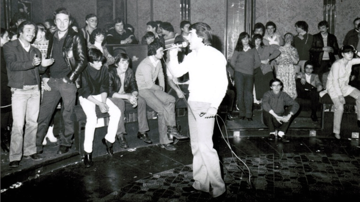 Actuación del cantante Ángel María Valladares (Chema) en la desaparecida discoteca Zeus en 1980. | LEÓN AUDIO