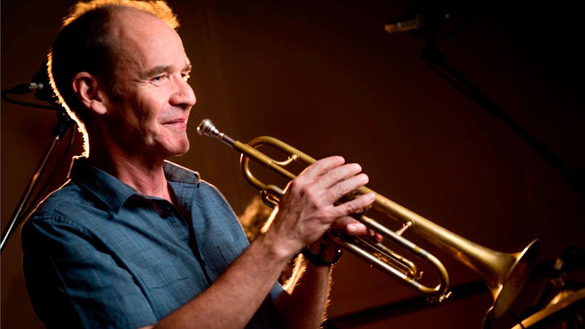 El trompetista estadounidense afincado en España, Chris Kase, protagoniza junto a su actual formación el concierto del Teatro El Albéitar.