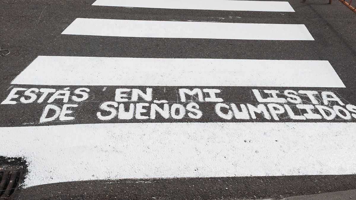 Alguna de las frases que decoran los pasos de peatones de Ciñera. | IMÁGENES: JUNTA VECINAL DE CIÑERA