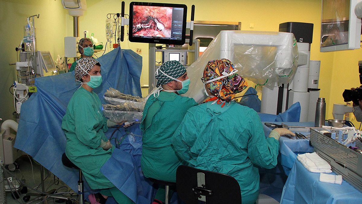Primeras intervenciones quirúrgicas realizadas con el robot 'Da Vinci' en el Hospital de León. | ICAL