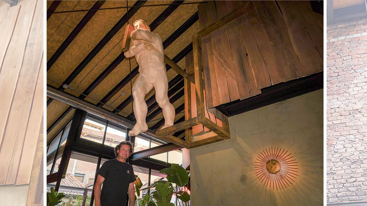 El escultor Amancio González supervisando la instalación de la escultura en el Clandestino. | VICENTE GARCÍA