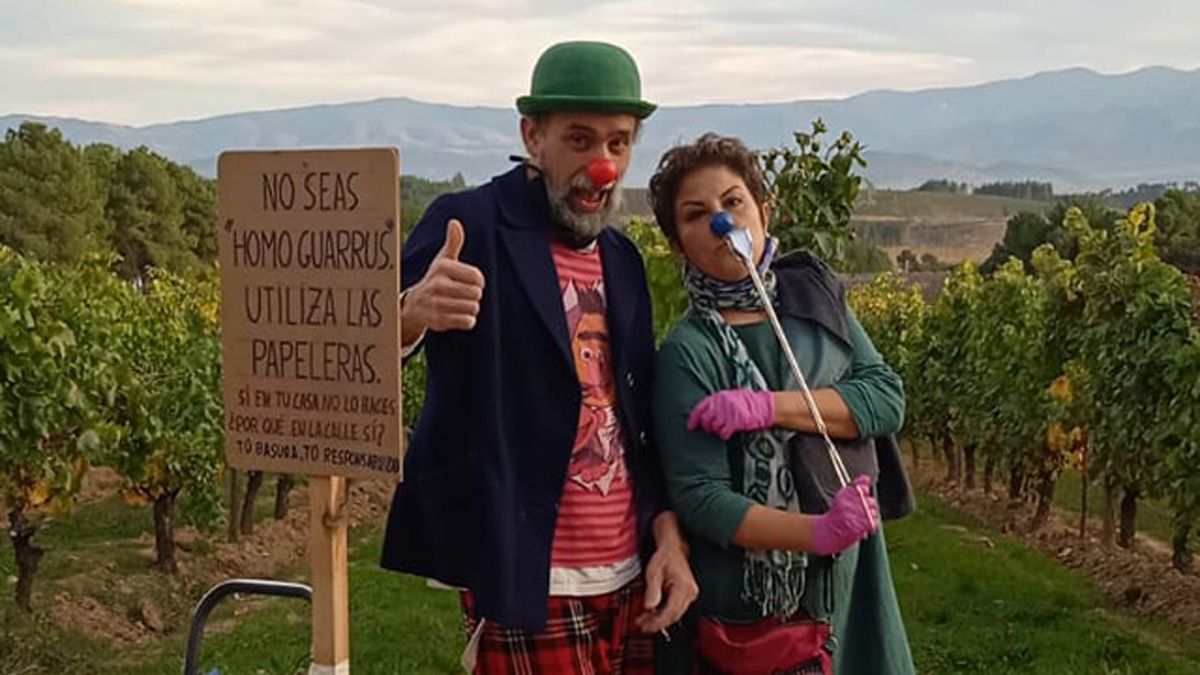 Representantes de Proyecto Orbnajo y Clown Colillas, que recientemente han recibido un premio Prada A Tope por su tarea en favor del medio ambiente.
